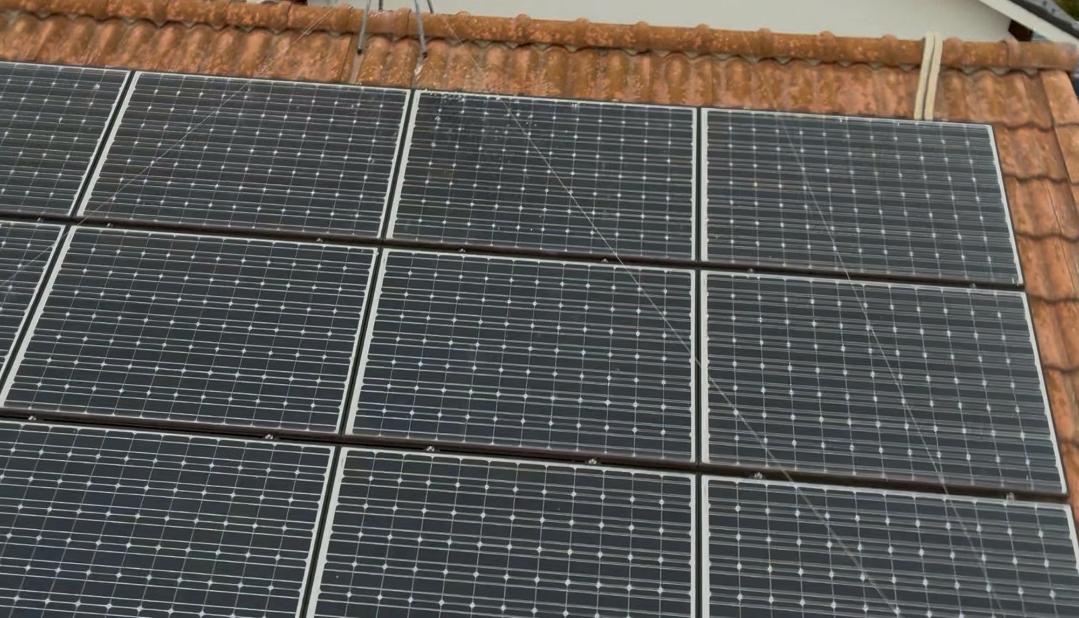 太陽光パネルが載った面の棟瓦をチェック